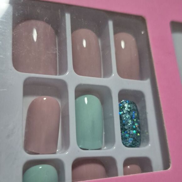 🎁$6 Bundled 🎁So Pink Beauty Press On 48 Nails Set Pink Lt Teal Glitter - Picture 4 of 5